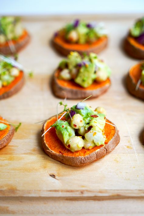 Vegan New Year's Eve Recipes - Veano | Vegan food, recipes and travel Roasted Sweet Potato Slices, Sweet Potato Appetizers, Vegan Cauliflower Wings, Vegan Finger Foods, Vegan Cashew Cheese, Sweet Potatoe Bites, Vegan Chocolate Mousse, Potato Appetizers, New Year's Eve Recipes