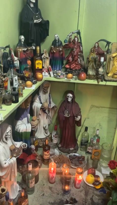 Santa Muerte Altar, White Magic Love Spells, Santa Muerte Prayer, Pregnancy Spells, Black Magic Love Spells, White Magic Spells, Spiritual Pictures, Psychic Readings Free, Black Magic Spells