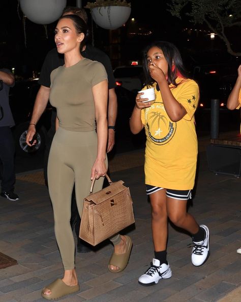 Kim Kardashian treats daughter North's basketball team to fancy dinner Hermes Celebrities, Sharon And Ozzy, Comfort Outfits, Family Dinner Outfit, Ozzy And Sharon Osbourne, Ozzy And Sharon, Kylie Jenner Street Style, Kim Kardashian And North, Kim And North