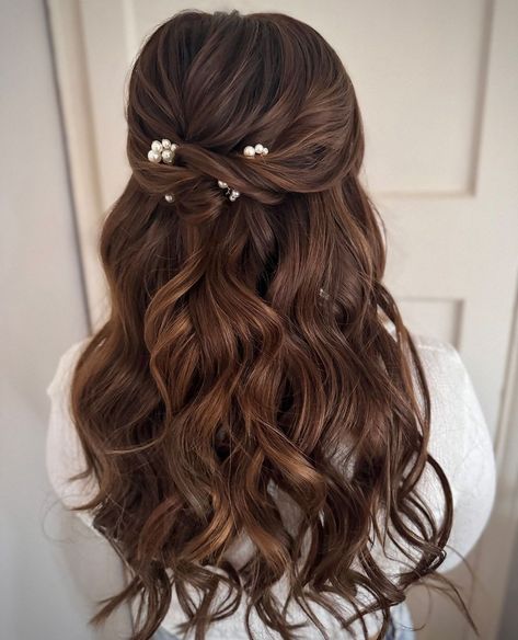 Hairstyles For Medium Length Hair With Pearls, Simple Hairstyles For Graduation, Hairstyles For Graduation, Media Cola, Curled Hairstyles For Medium Hair, Half Up Wedding Hair, Graduation 2024, Simple Hairstyles, Graduation Hairstyles