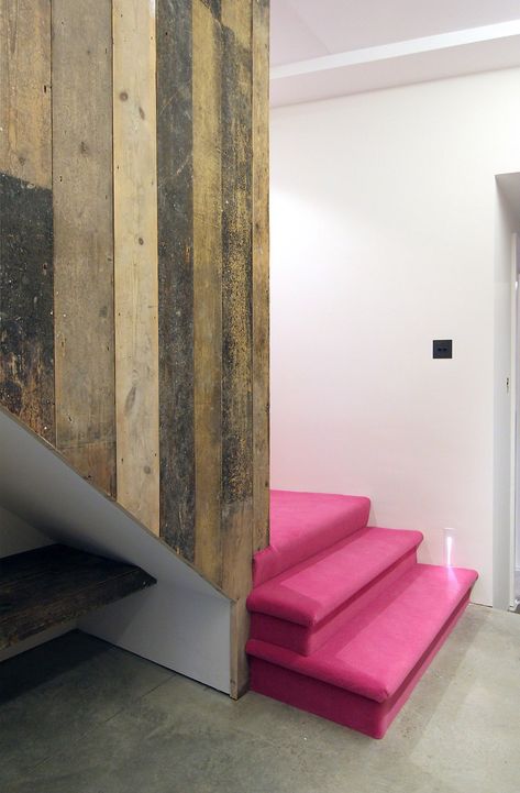 َ on Twitter: "harry having pink stairs is something very personal to me… " Harry Styles House London, Pink Stairs, Harry Styles House, Teenage Beds, Masculine Interior, Architectural Design Studio, Compact House, House London, Lounge Room