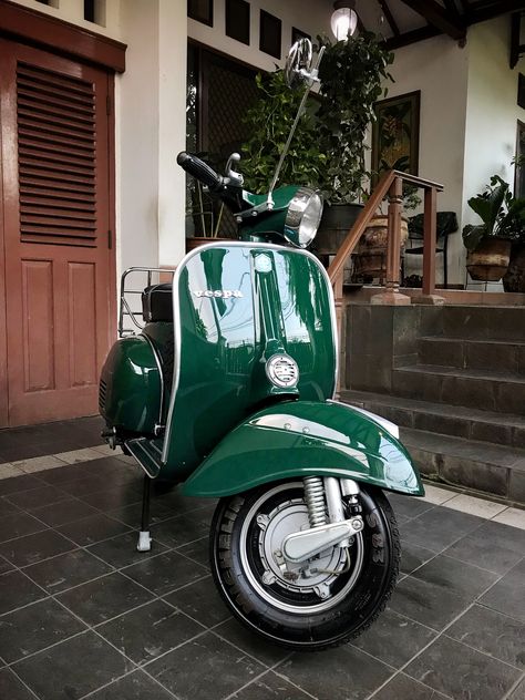 Vespa Sprint Veloce, Green Vespa, Vespa Px 200, Vespa Illustration, Vespa Bike, Vespa Super, Vespa Ape, Vespa S, Classic Vespa