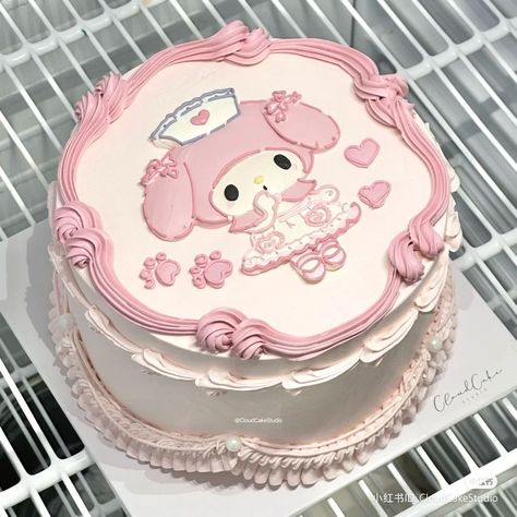 Hello Kitty Cake Design, Bolo Da Hello Kitty, Hello Kitty Birthday Cake, Vintage Birthday Cakes, Kitty Cake, Funny Birthday Cakes, Mini Cakes Birthday, Cute Baking, Creative Birthday Cakes