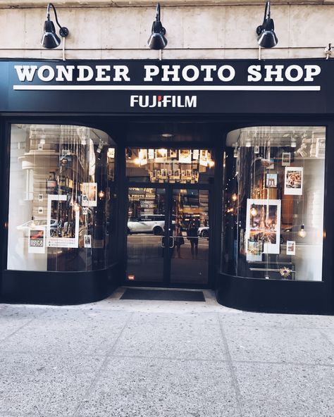 Fujifilm Wonder Photo Shop NYC - How to Take Professional Food Photos Using Your Phone Camera. #wonderphotoshopnyc #ad Photography Store Design, Store Front Photography, Camera Decorations, Attic Lounge, Shop Board Design, Photo Studio Design, Photography Studio Decor, Photography Studio Design, Photography Guidelines