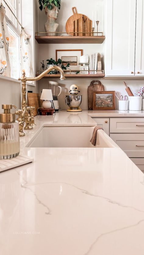 Personalize your kitchen by choosing stunning decor, stylish backsplashes, and modern fixtures for a beautiful and practical space. Kitchen Island Decor, Island Decor, Kitchen Dinning, Dream Decor, Beautiful Interiors, Kitchen Dining Room, Kitchen Renovation, New Kitchen, Kitchen Inspirations