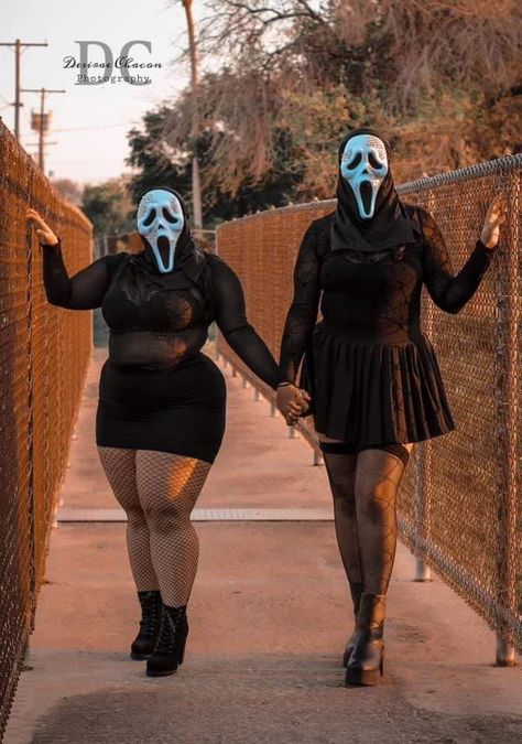 Halloween Pictures Photography Friends, Plus Size Ghost Face Costume, Scream Photoshoot, Bestie Shoot, Custome Ideas, Scream Halloween Costume, Fotos Halloween, Halloween Styled Shoot, Bestie Photoshoot