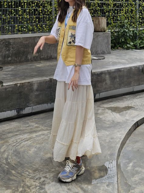 Maxi skirt with New Balance 9060 New Balance Japan, New Balance Outfit, New Balance 9060, Outfit Inspo Fall, Japan Fashion, Casual Style Outfits, Outfits Casuales, Modest Outfits, Outfits Aesthetic