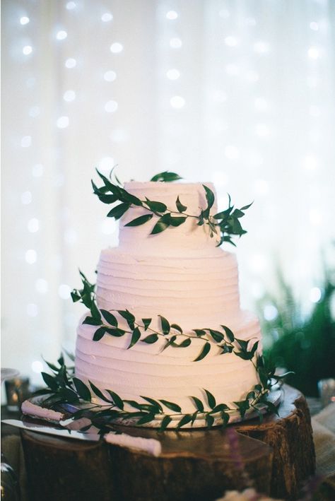 White wedding cake with wrap around vines. Cake Dessert Table, Wedding Sweets, Chocolate Wedding Cake, Rustic Cake, Wedding Wraps, White Wedding Cake, Evening Wedding, Special Occasion Cakes, Wedding Cake Inspiration