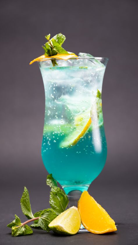 Cocktail Pictures Photography, Mojito Photography, Blue Mojito, Lemon Pictures, Cocktail Pictures, Mojito Drink, Juice Bar Design, Cocktail Images, Blue Juice