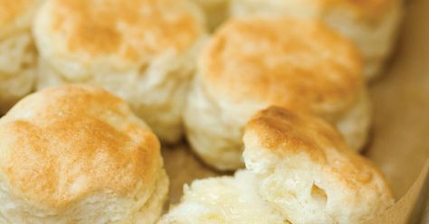 5 Things to Do with Leftover Biscuits Leftover Biscuits, Best Buttermilk Biscuits, Fresh Blueberry Recipes, Cake Mom, Southern Buttermilk Biscuits, Southern Biscuits, Buttermilk Biscuits Recipe, Fluffy Biscuits, Breakfast Biscuits