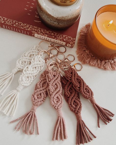 Macrame key chain ⚜️ S P E C I F I C A T I O N S   ◦ Dimensions: 15 cm x 3 cm (5,9'' x 1,2'')   ◦ Materials: 100 % recycled cotton cord    ◦ Available with silver or gold keychain carabiner Social media: https://www.instagram.com/merinocatcreation/ Keychain Macrame, Makramee Diy, Macrame Wall Hanging Diy, Macrame Keychain, Crochet Keychain Pattern, Macrame Hanger, Hand Embroidery Kit, Macrame Ideas, Macrame Decor