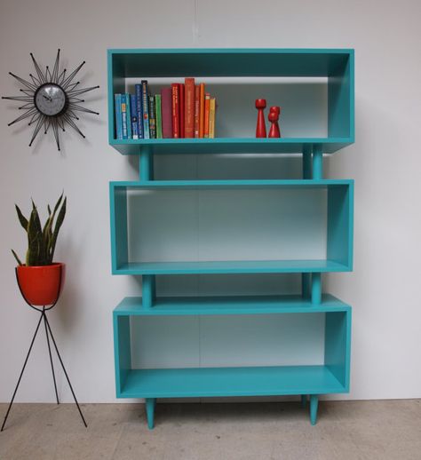 Check out these 19 unique, fun, practical, and impractical bookshelves. Mid Century Bookcase, Bookshelves Diy, Mid Century Modern Decor, Retro Furniture, Mid Century Decor, Retro Home Decor, Century Furniture, Mid Century Modern Furniture, Retro Home