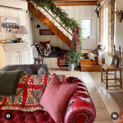 Small Cottage Christmas Decor, Hayes Cottage, Intentional Homemaking, English Cottage Christmas, Cottage Photos, Edwardian Homes, New England House, New England Cottage, Dream Ranch