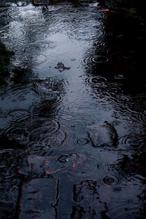 Rain Aestethic Dark, Rain Witch Aesthetic, Rain Aethstetic, Andy Aesthetic, Rainy Vibes, Rainy Aesthetic, Rainy Street, Rain Pictures, Cold Rain