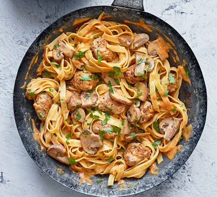 Sausage Stroganoff, Taco Spaghetti, Quick Pasta Recipes, Mushroom Stroganoff, Spaghetti Casserole, Budget Family Meals, Quick Pasta, Good Food Recipes, Diner Recept