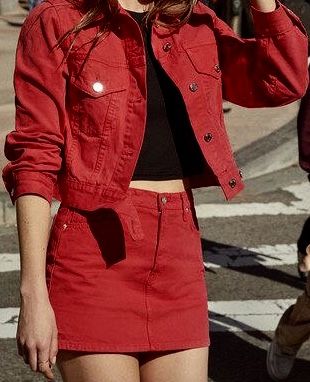 Red Mini Skirt Outfit, Tight Skirt Outfit, Red Denim Skirt, Jean Skirt Outfits, Mini Outfit, Denim Skirt Outfits, Trendy Skirts, Red Jeans, Miniskirt Outfits