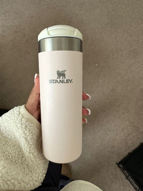 Cream Stanley Tumbler Aesthetic, Mist Stanley, Botellas Aesthetic, Stanely Water Bottle, Stanley Water Bottle With Straw, Stanley Aerolight, Stanley Cup Aesthetic, Aesthetic Water Bottle, Stanley Bottle