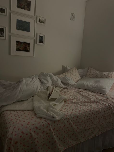 Dainty Bedroom Aesthetic, Dainty Room Aesthetic, Dainty Bedroom, Dainty Room, Cosy Room Aesthetic, House Bedrooms, Minimalist Room, Aesthetic Rooms, Pretty Room