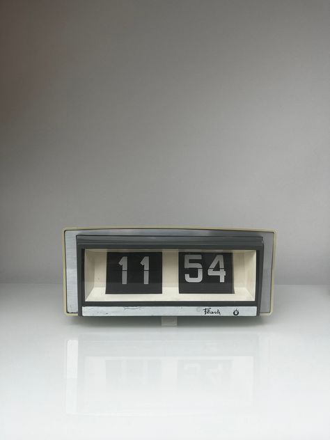 Vedette FLASH Folding Number Desk or Wall Clock Retro Flip Clock Vintage Time Watch Retro Flip Clock, Clock Room, Wall Clock Retro, Retro Wall Clock, Clock Vintage, Vintage Clock, Timeless Accessories, Flip Clock, College Dorm