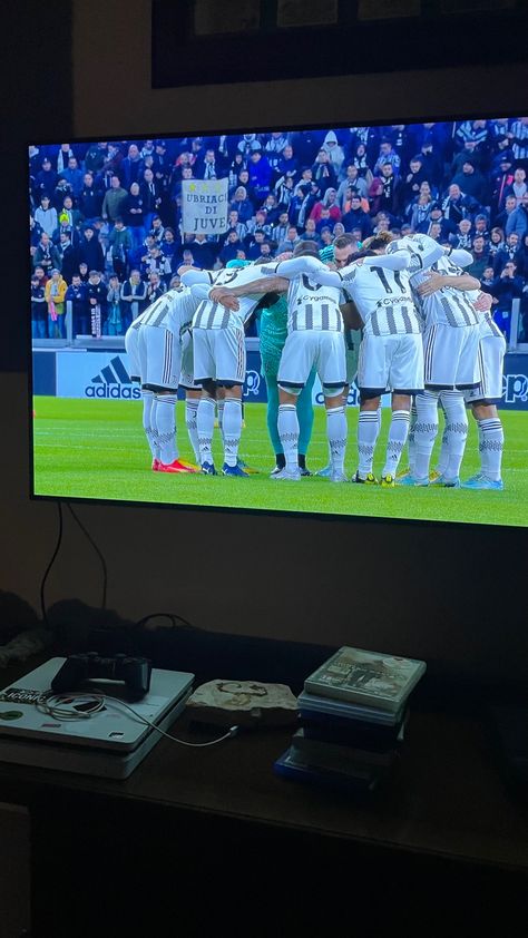 Juventus Aesthetic, Aesthetic Tv, Ronaldo Juventus, Sports Aesthetic, Watch Football, Soccer Games, Labyrinth, Juventus, Ronaldo