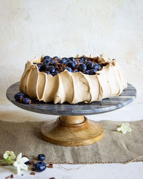 Coffee Pavlova | NEW! CALLING ALL COFFEE LOVERS: This stunning coffee pavlova is the perfect centerpiece to any gathering. Recipe in the comments!!! | By Hot Chocolate Hits - Facebook Coffee And Cream Pavlova, Coffee Pavlova Recipe, Coffee Pavlova, Pavlova Ideas, Cozy Desserts, Meringue Recipes, Meringue Desserts, Pavlova Recipe, Dessert Glasses