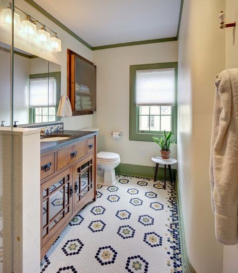 Craftsman Bathroom Ideas, Craftsman Bathroom Remodel, Craftsman Style Bathroom, Arts And Crafts Bathroom, Bungalow Bathroom, Painted Wainscoting, Craftsman Bathroom, Relaxing Bathroom, Vintage Craftsman