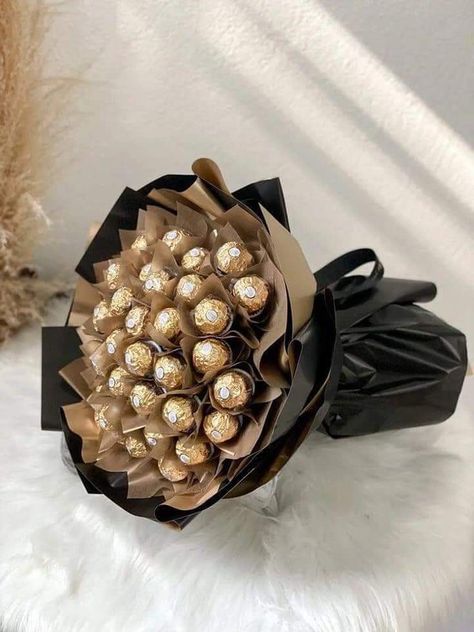 Chocolate Flowers Bouquet, Food Bouquet, Candy Bouquet Diy, Diy Bouquet Wrap, Luxury Flower Bouquets, Flower Bouquet Diy, Diy Birthday Gifts For Friends, Chocolate Flowers, Flower Gift Ideas