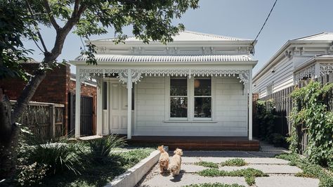 Terrace Facade, Victorian Character, Queenslander Homes, Terrace Houses, Simple Landscaping, Front Gardens, Australian Style, House Facade, Front Porch Design