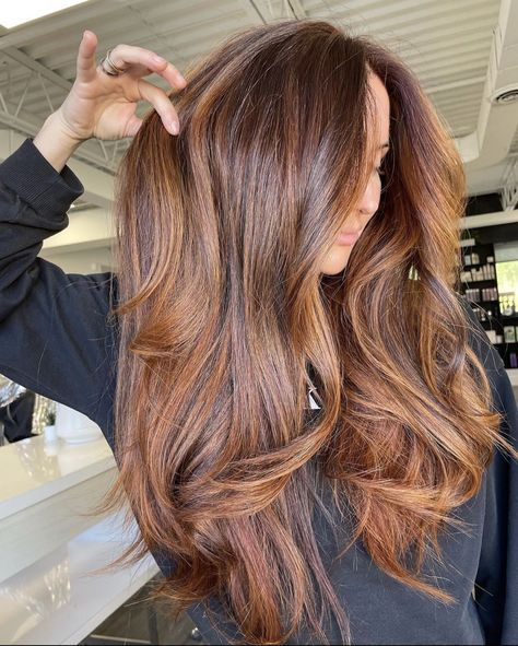 Fashion Bax Balayage Hair Copper, Copper Brown Hair, Auburn Balayage, Rambut Brunette, Brown Hair Inspo, Ginger Hair Color, Hair Color Auburn, Brown Hair Balayage, Balayage Brunette