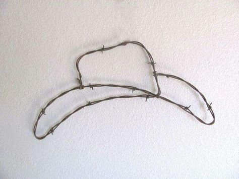 Barbed Wire Decor, Barb Wire Crafts, Barbed Wire Art, Art Fil, Western Bedroom Decor, Horseshoe Projects, Western Rooms, Western Crafts, Horseshoe Crafts