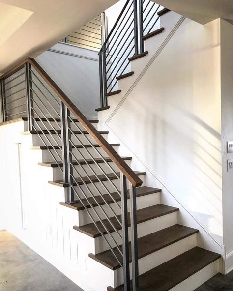 Stair Metal Railing Ideas, Glass Balcony Railing Modern, Wooden Balcony Railing, Metal Grill Design, Stair Railing Iron, Modern Glass Railing, Steel Staircase Design, Metal Staircase Railing, Metal Handrails For Stairs