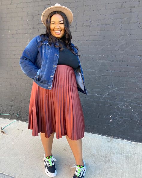 Apple Shaped Fashion Plus Size, Plus Size Fall Fashion 2023 Apple Shape, Fall Outfits Apple Shape, Midsize Apple Shape Outfits, Apple Body Outfits, Plus Size Apple Shape Outfits, Midsize Skirt, Outfits For Apple Shaped Women, Crocs Inspiration