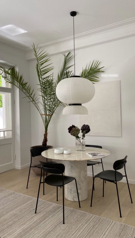 Living Room Parisian, Small Dinner Table, White Contemporary Kitchen, Dining Room Glam, Dining Area Decor, Grey Floor, Apartment Dining Room, Dressing Table Design, Apartment Living Room Design