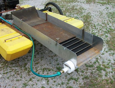 Nice Fine Gold trap at the end of a gold dredge! Gold Sluice Box, Gold Sluice, Gold Mining Equipment, Gold Panning, Gold Detector, Gold Prospecting, Diy Gold, Geology Rocks, Mining Equipment