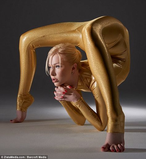 Zlata is seemingly totally un-phased by the unbelievable shapes she twists her body into ... Contortion Training, Hot Yoga Poses, Psy Art, Anatomy Poses, Yoga For Flexibility, Dynamic Poses, Weird Pictures, Anatomy Reference, Action Poses