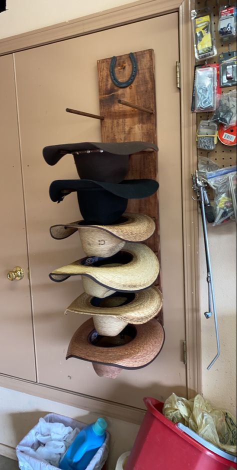 Western Home Organization, Homemade Cowboy Hat Rack, Rustic Cowboy Hat Rack, Cowboy Closet Ideas, Horseshoe Cowboy Hat Rack, Western Hat Display, Western Closet Organization, Vaquero Room Ideas, How To Store Cowboy Hats