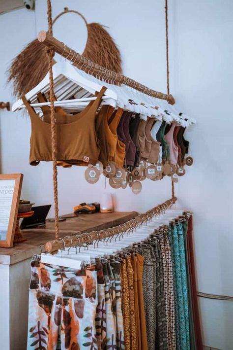 Boho Shop Decor, Wooden Shop Design, Vintage Retail Display Ideas, Boho Market Stall, Resale Shop Ideas Thrift Stores, Clothes Store Ideas, Aesthetic Stores Interior, Clothing Display Ideas, Market Clothes