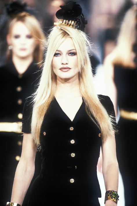 Chanel 1996, Karen Mulder, Hair Twists, 90s Runway Fashion, Chanel Runway, Original Supermodels, Runway Model, 90s Runway, Haute Couture Runway