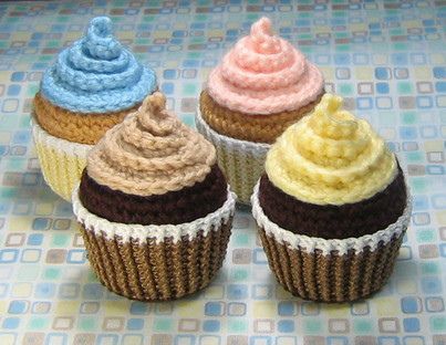 Cupcake Crochet Pattern by stripeyblue, via Flickr Crochet Desserts, Knitted Cakes, Crochet Cupcakes, Cupcake Crochet, Cupcake Crafts, Crochet Cake, Crochet Cupcake, Crochet Food, Stitch Marker