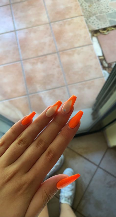 Neon Orange And White Nails, Tropical Orange Nails, Orange Prom Nails Acrylic, Simple Nails Orange, Bright Orange Nails With Design, Sunset Orange Nails, Orange Vacation Nails, Orange Nails Spring, Neon Orange Nails With Design