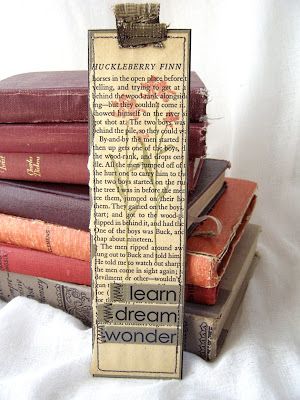 Bookmark Tutorial, Vintage Bookmarks, Old Book Crafts, Penanda Buku, Huckleberry Finn, Creative Bookmarks, Book Page Crafts, Bookmark Craft, Diy Bookmarks