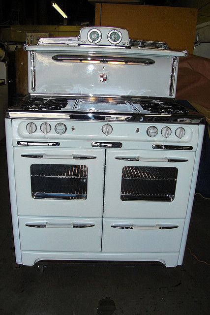 Wedgwood stoves ... My Grandma had one just like this. Later my Mother bought it from her. Every time we cooked on it we cleaned it so it always looked very beautiful! Loved it... Antique Kitchen Stoves, Retro Stove, Vintage Stove, Retro Kitchens, Old Stove, Retro Appliances, Antique Stove, Vintage Stoves, Vintage Appliances