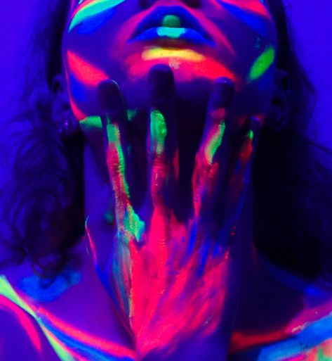 Black Light Photoshoot Ideas, Blacklight Aesthetic, Trippy Photoshoot, Black Light Photoshoot, Blacklight Photoshoot, Uv Photoshoot, Black Light Photography, Glow In The Dark Paint Photoshoot, Blacklight Paint