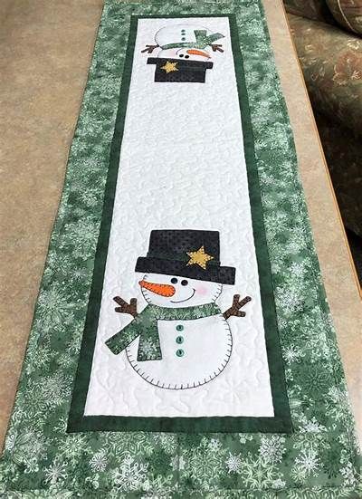 Green Top Hat Appliqué Snowman Quilted Table Runner - Etsy Sewing Patterns Table Runner, Christmas Tablerunners Quilted, Xmas Table Runners Quilted, Christmas Table Runners Patterns Free, Snowman Quilts, Green Top Hat, Christmas Table Runners, Xmas Table Runners, Christmas Table Runner Pattern