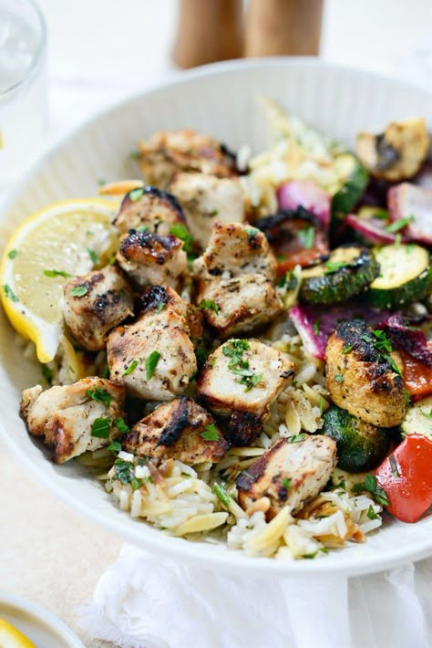 Greek Marinade, Greek Chicken Souvlaki, Greek Lemon Rice, Souvlaki Recipe, Cubed Chicken, Chicken Souvlaki, Rice Pilaf, Grilled Veggies, Chicken Rice