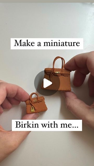 Liz Forbear on Instagram: "Barbie size Birkin anyone!   If you would like the printable that I used as a template comment TEMPLATE below and I will message it to you, I have it in 12th and 6th scale.   Even though I am meant to be making all things fall related right now, when I have packs of leather effect FIMO how else am I meant to PROCRASTINATE?   This polymer clay is definitely interesting I’ll give it that! Very different texture. Has anyone else tried leather effect fimo yet?   You can also use normal polymer clay to make these miniature bags and just texture it by rolling some fabric on top of it. If you need any help let me know.   Tag me if you try it!!   #birkinbag #miniatures #handmademiniatures #dollhouseminiatures #artsandcrafts #dollhouse #polymerclay" Diy Polymer Clay Miniatures, Miniature Bag Diy, Polymer Clay Dollhouse Miniatures Diy, Polymer Clay Useful Items, Miniature Printables Templates, Mini Things Diy How To Make, Diy Barbie Accessories, How To Make Miniature Things, Clay Miniatures Diy