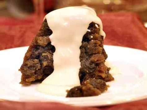 No British Christmas would be the same without a traditional Christmas pudding with a dollop of an easy to make delicious brandy sauce poured over it. Jamie Oliver Christmas Pudding, Brandy Sauce Recipe, Quiet Christmas, Apple Danish, Brandy Sauce, Xmas Pudding, Rum Sauce, British Christmas, German Foods