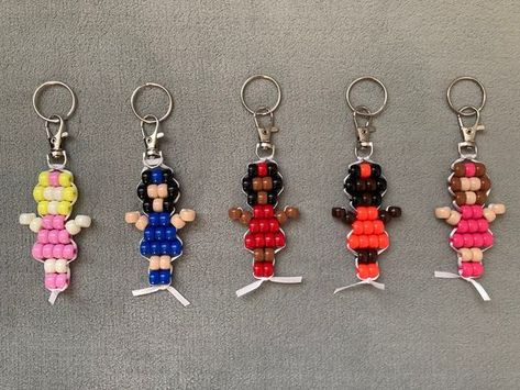 Custom Beaded Girl Keychain #BeadingPatterns #BeadingPatternsFree #BeadingPatternsFreeTutorials Pony Bead Jewelry, Ribbon Lanyard, Bead Lizard, Fun Party Favors, Safety Pin Crafts, Pony Bead Projects, Pony Bead Crafts, Girls Keychain, Beading For Kids