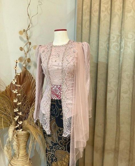 Kebaya Brokat Modern, Kebaya Simple, Dress Brokat Modern, Model Dress Kebaya, Braidsmaid Dresses, Kebaya Lace, Batik Dress Modern, Fesyen Islam, Kebaya Modern Dress