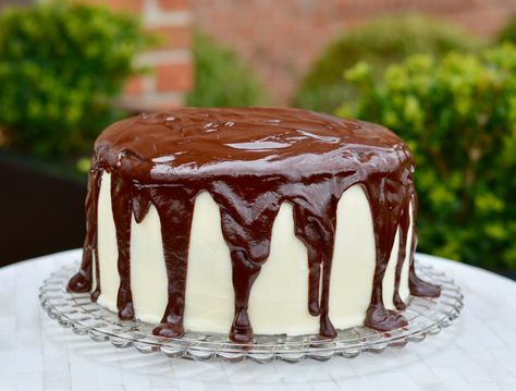 This cake has all the elements of a mounds candy bar. Rich chocolate cake layers with creamy coconut filling, coconut buttercream icing and topped with dark chocolate truffle ganache. Who could ask… Mounds Bar Cake, Dark Chocolate Fudge Cake, Mounds Cake, Mounds Candy, 3 Layer Cake, Mounds Bar, Candy Bar Cake, Coconut Buttercream, Coconut Filling